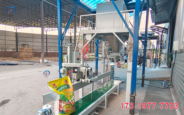 双斗生物质颗粒包装机 双斗生物质颗粒包装机.jpg