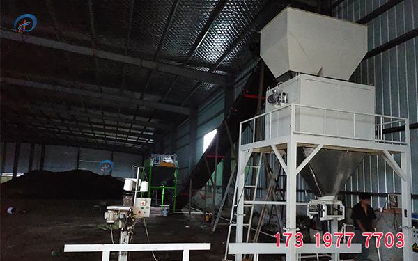 大量元素水溶肥皮带双斗包装机 大量元素水溶肥皮带双斗包装机.jpg